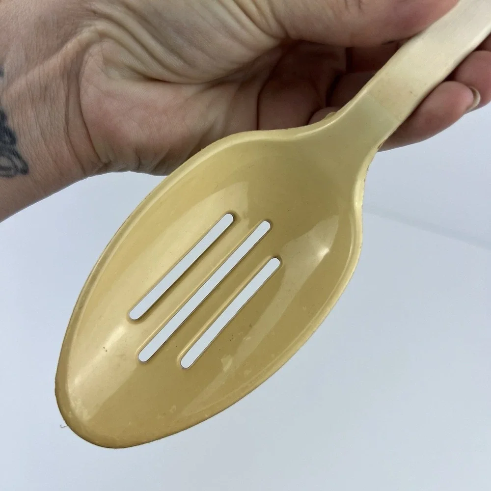 VTG Almond Beige Tailor Made Products Plastic Nylon Utensil Slotted Spoon Flaw‎